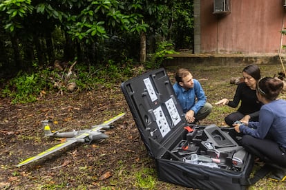 Evan Gora mostraba a las investigadoras posdoctorales Vanessa Rubio y Gisele Biem un dron, el 17 de mayo en la reserva Ducke.