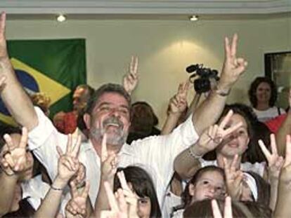 El candidato del Partido de los Trabajadores, Lula da Silva, saluda, rodeado de niños, ayer durante la celebración de su 57º cumpleaños.
