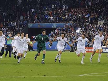Los jugadores italianos celebran su pase a cuartos de final tras derrotar a Francia.