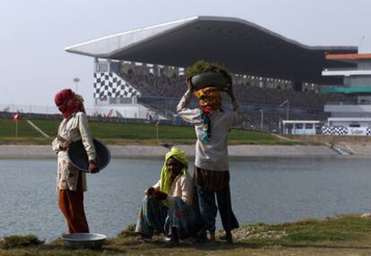 Trabajadores descansan cerca del circuito Buddh International en Noida.