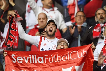 Aficionados del Sevilla antes de la final de la Liga Europa que disputarán el Liverpool y el Sevilla en el estadio St. Jakob Park de Basilea.