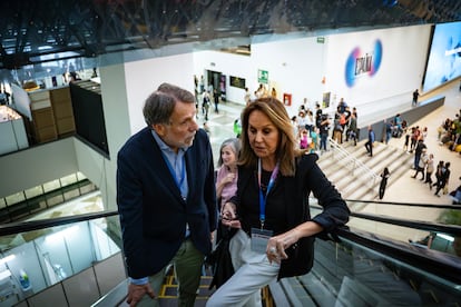 María Dueñas recorre la feria del libro. 