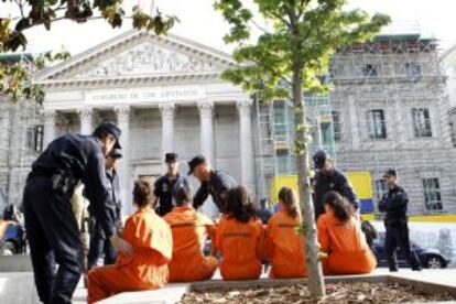 La policía retiene a activistas de Greenpeace frente al Congreso.