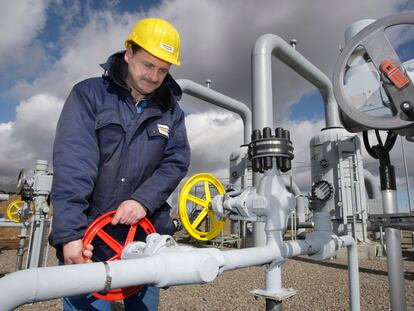 Un técnico trabaja en la planta de gas natural de Sayda, en el este de Alemania, en una imagen de 2018.
