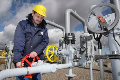 Un técnico trabaja en la planta de gas natural de Sayda, en el este de Alemania, en una imagen de 2018.