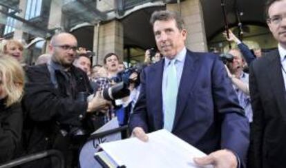 El ex consejero delegado de Barclays, Bob Diamond (c), sale tras su comparecencia ayer ante la comisión del Tesoro de la Cámara de los Comunes del Reino Unido en el Parlamento británico en Londres.