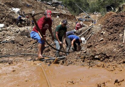 Continúan las operaciones de rescate y recuperación de las víctimas en la aldea de Ucab, ciudad de Itogon.