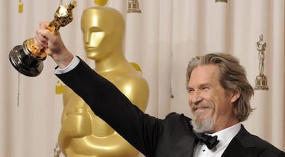 El actor estadounidense Jeff Bridges sostiene su premio Oscar al Mejor Actor en un Papel Principal en la película 'Crazy Heart'