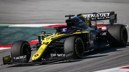 Fernando Alonso durante las pruebas en el Circuito de Montmeló este martes.