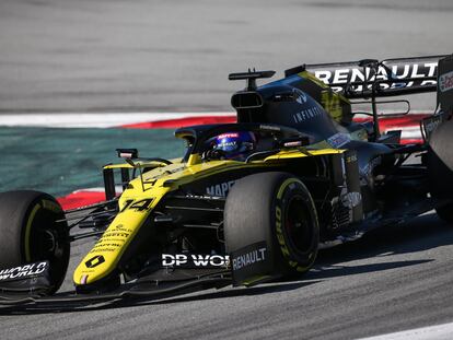 Fernando Alonso durante las pruebas en el Circuito de Montmeló este martes.