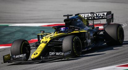 Fernando Alonso durante las pruebas en el Circuito de Montmeló este martes.