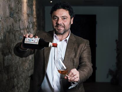 El emprendedor Antonio Caballero sostiene una de sus botellas de vermú Papatán.