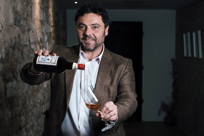 Antonio Caballero sostiene una de sus botellas de vermú Papatán