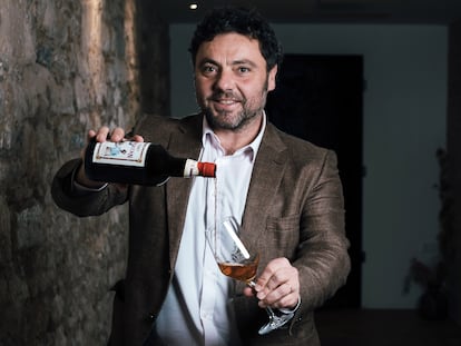 El emprendedor Antonio Caballero sostiene una de sus botellas de vermú Papatán.