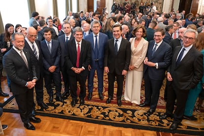 José Luis Escrivá (5i), junto a, entre otros, Josep Oliu; Carlos Torres: Alejandra Kindelan, presidenta de la AEB y José Sevilla, presidente de Unicaja. 
