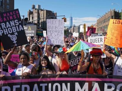 La ciudad acoge una marcha multitudinaria que reivindica la herencia de los disturbios de Stonewall, hito fundacional del movimiento
