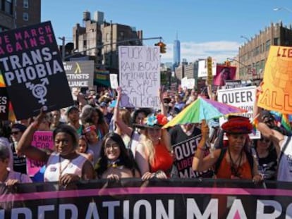 La ciudad acoge una marcha multitudinaria que reivindica la herencia de los disturbios de Stonewall, hito fundacional del movimiento