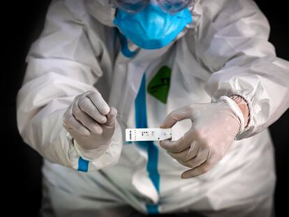 Un sanitario, en un centro de salud de atención primaria, con un test rápido para detectar coronavirus.