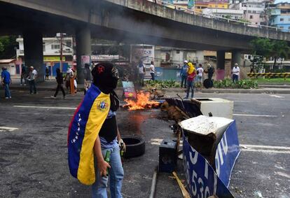 Opositores venezolanos, en una calle de Caracas, durante la jornada de votación de la Constituyente.