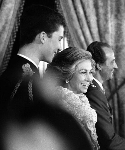 Doña Sofía, entre el príncipe Felipe y don Juan Carlos, en una recepción oficial.