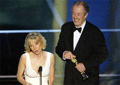 El director canadiense Denys Arcans y su mujer Denise Robert recogen el Oscar a la mejor película en lengua extranjera por <i>Las invasiones bárbaras</i>.