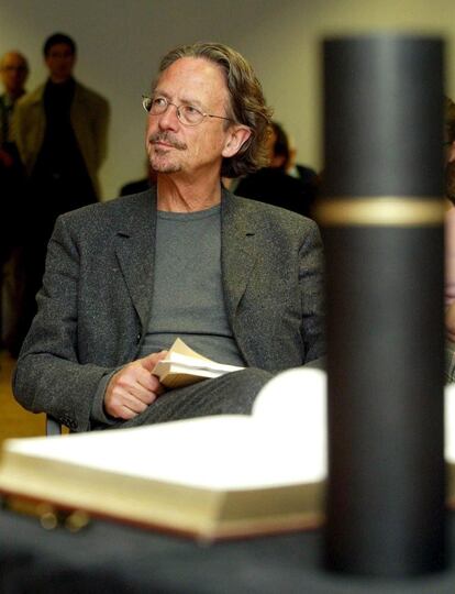 El escritor el 8 de noviembre del 2002 cuando fue galardonado con el premio literario Heinrich Heine. Por primera vez desde hace más de 40 años —la última vez fue en 1974 con el premio compartido por Harry Martinson y Eyvind Johnson— la Academia Sueca ha otorgado dos galardones. Esto se debe a que se incluye el de la edición de 2018, que finalmente no se entregó tras el escándalo sexual que supuso la renuncia de varios de sus miembros.