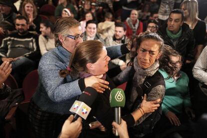 Una mujer celebra que le toca el segundro premio y luego comprueba que ha sido un error, en el Teatro Real de Madrid.
