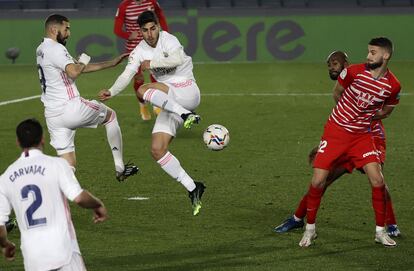 Asensio, en su acción de espuela contra el Granada.