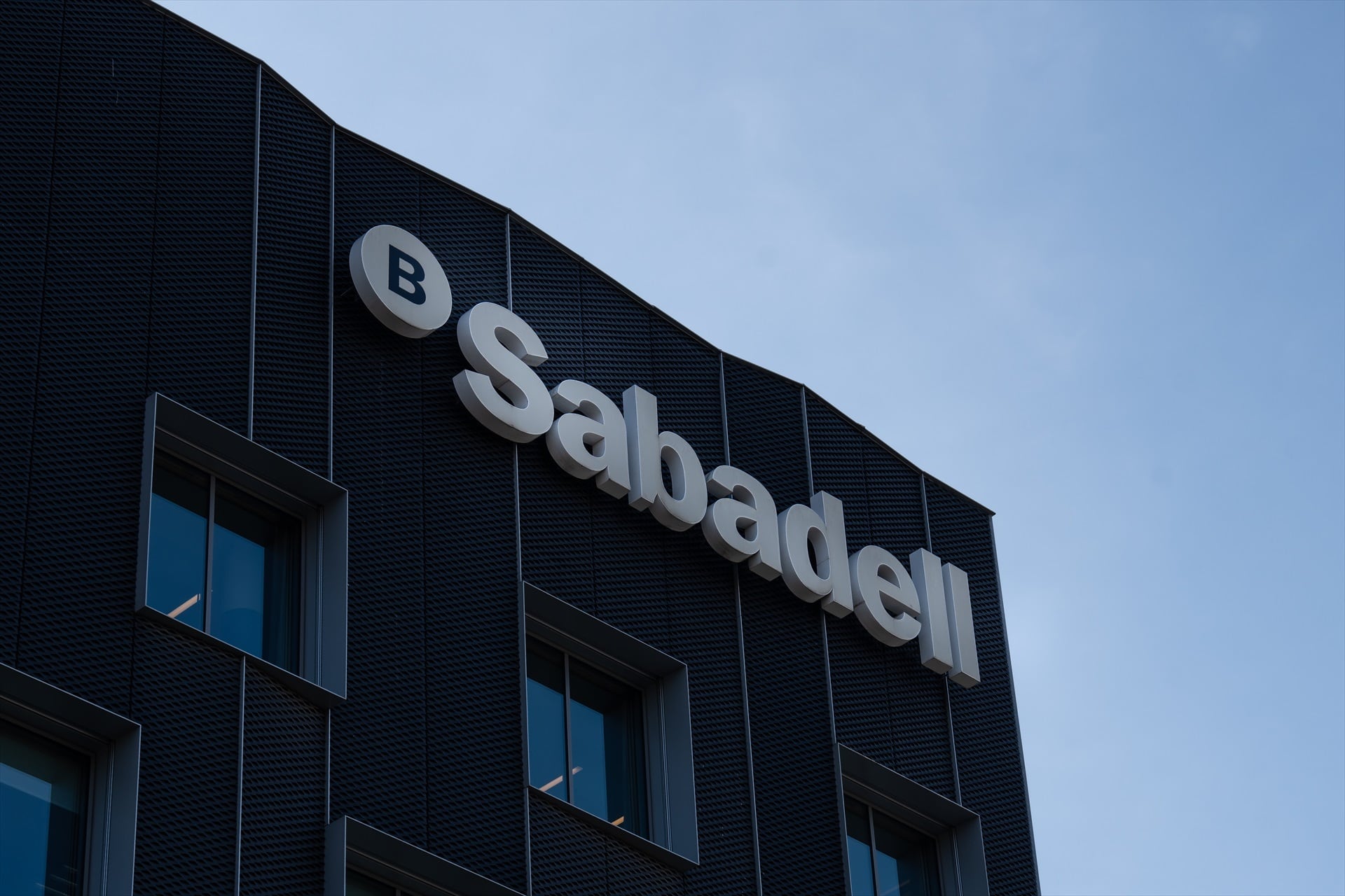 El Sabadell pacta con Cerberus y cierra un conflicto legal de ocho años por la venta del ladrillo