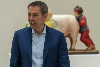 Jeff Koons, durante una visita a la muestra en México.