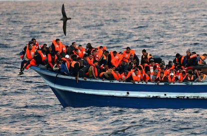 La ONG se dedica a la vigilancia y salvamento de embarcaciones de personas que necesitan auxilio en el Mar Egeo y Mediterráneo Central, así como a la denuncia de todas las injusticias que están pasado y que nadie cuenta. En la imagen, migrantes en una barcaza de madera durante una operación de rescate de la ONG frente a la costa Libia, el 29 de marzo.