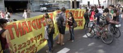 Alrededor de un centenar de personas durante una concentración ante la comisaría de Les Corts de los Mossos d'Esquadra en protesta por las detenciones realizadas el pasado 29 de mayo. EFE/Archivo