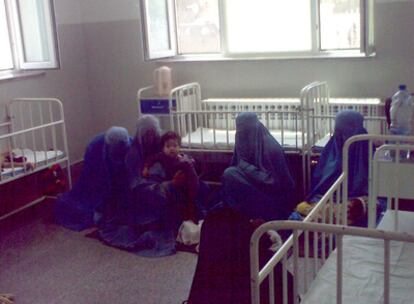 Varias madres consuelan a sus hijos en el hospital de Qal-i-Naw.