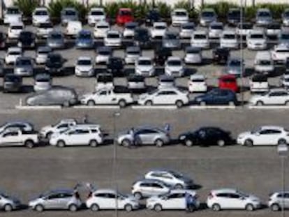 Autom&oacute;viles de General Motors aparcados en una campa.