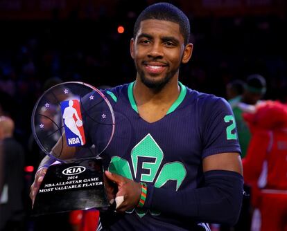 Kyrie Irving, con el trofeo de MVP.