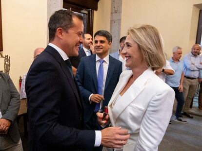 El alcalde de Toledo por el PP, Carlos Velázquez, junto a la vicealcaldesa, Inés Cañizares, de Vox, el pasado día 17 de junio, durante sus tomas de posesión de los cargos.