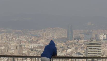 Contaminació sobre Barcelona.
