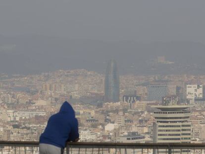 Contaminaci&oacute; sobre Barcelona.