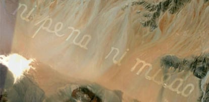 Versos de Raúl Zurita excavados en el desierto de Atacama (Chile).