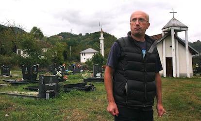 Anis Kosovac, el pasado octubre en el cementerio serbobosnio de Konjic.