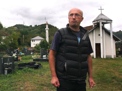 Anis Kosovac, el pasado octubre en el cementerio serbobosnio de Konjic.