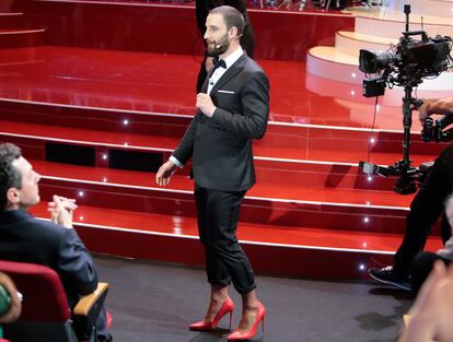 Dani Rovira con los tacones en la gala de los Goya.