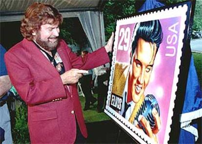 Sam Phillips, ante un póster de Elvis Presley.