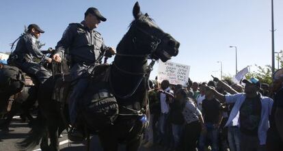 Manifestación de israelíes de origen etíope ante la sede de la policía en Jerusalén.