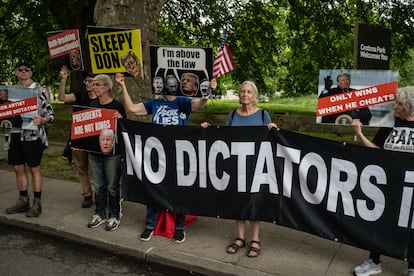 Counter-protesters outside Crotona Park, where the Republican summoned his followers, this May 23.