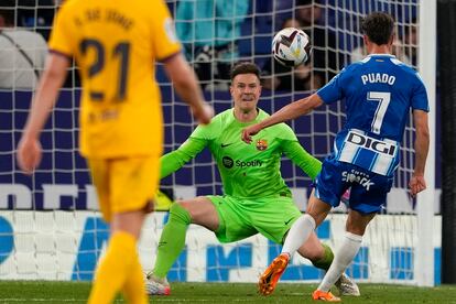 Javier Puado dispara a puerta ante el guardameta Ter Stegen, este domingo. 