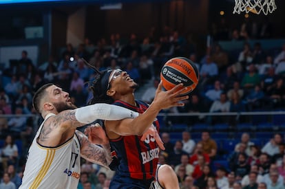 Vincent Poirier trata de defender a Chima Moneke durante el partido de la Euroliga entre el Madrid y el Baskonia.