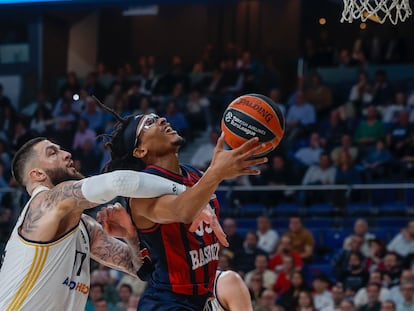 Vincent Poirier trata de defender a Chima Moneke durante el partido de la Euroliga entre el Madrid y el Baskonia.