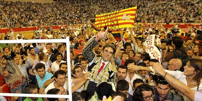 José Tomás sale a hombros de la Monumental en la última corrida en el coso barcelonés, el 25 de septiembre de 2011.