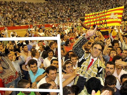 José Tomás sale a hombros de la Monumental en la última corrida en el coso barcelonés, el 25 de septiembre de 2011.